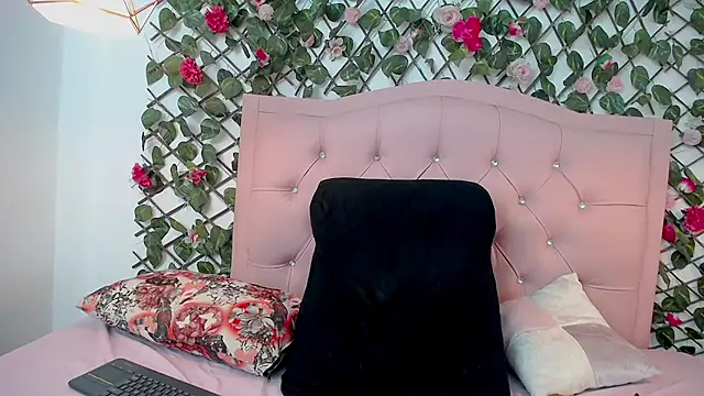 LucyCute_1 Adlı Modelin Canlı XXX Sohbeti