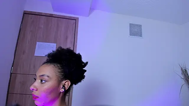 Kiara_Kamau_XXX: απευθείας συνομιλία ΧΧΧ