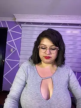 MiiaaJoness' Live XXX Chat