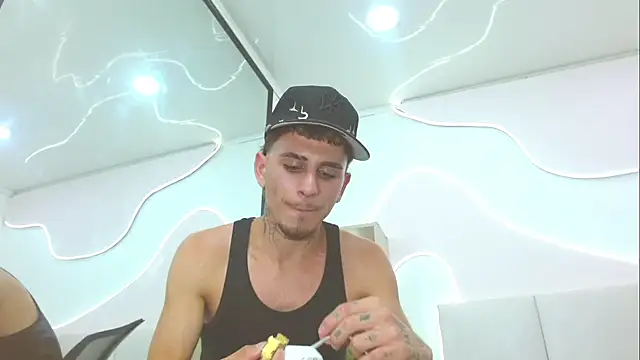 DanntheStiff Adlı Modelin Canlı XXX Sohbeti