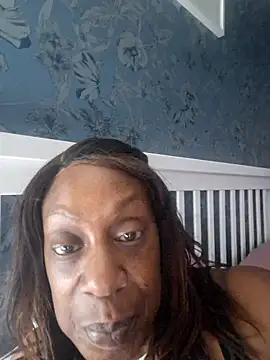 EbonyBlue-x Adlı Modelin Canlı XXX Sohbeti