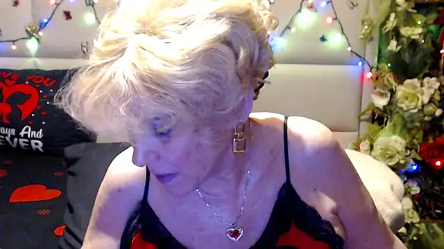 HappyWomanOn live XXX chat