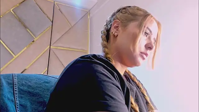 MikaelaStone Adlı Modelin Canlı XXX Sohbeti