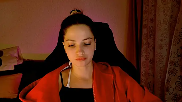 Chatroom XXX en direct de KiraVair