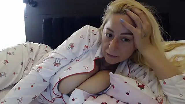 _karolynesyera_ Adlı Modelin Canlı XXX Sohbeti