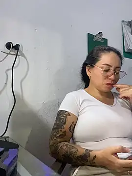 HealingHoney's Live XXX Chat