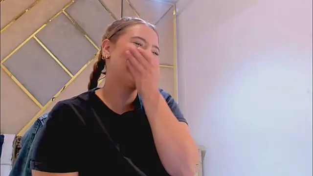 แชท XXX สดของ MikaelaStone