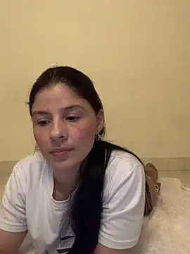 Estefani_32 élő XXX-chatje