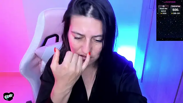 Saskyaan Live XXX chat
