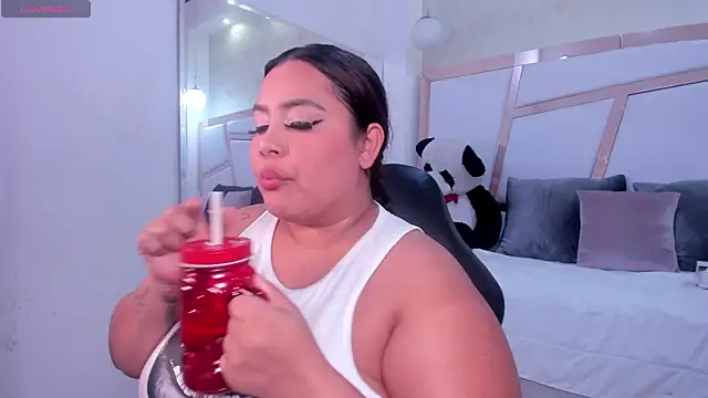צ'אט XXX בשידור חי של tatikanyx