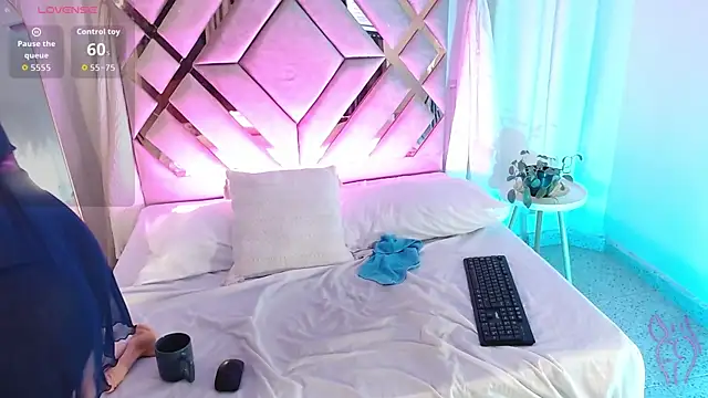 MilaMonroeX's Live XXX Chat