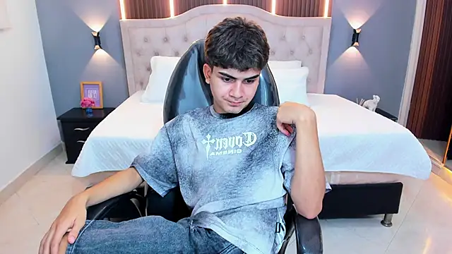 Tommy18__ Chat XXX in diretta