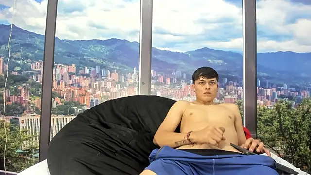 LiamRamirezz élő XXX-chatje