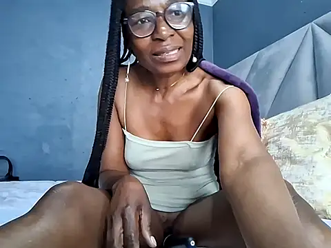 Chatroom XXX en direct de NaughtyCouga