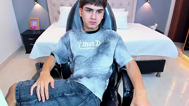Tommy18__ Chat XXX in diretta