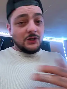 XXX chat uživo modela latenightguy