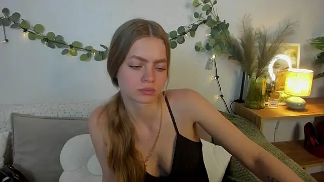 HoneyEmilly's Live XXX Chat