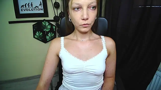 EmillyPlay Adlı Modelin Canlı XXX Sohbeti