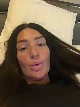 Chat +18 de MissSelinaLDN ao vivo