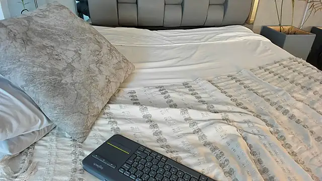 Charlie___Musk Show in webcam