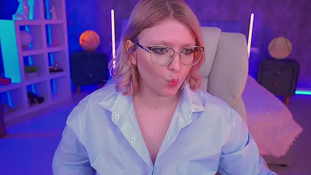CoolTatis Adlı Modelin Canlı XXX Sohbeti
