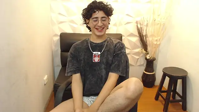 Elliot_23 live XXX chat
