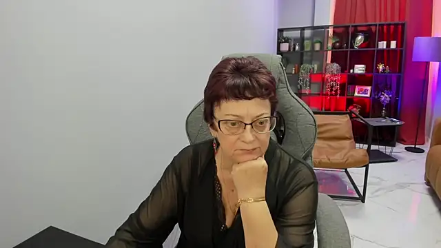IsoldeMirevain XXX чат на живо
