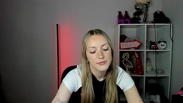 EvelynBlond's Live XXX Chat