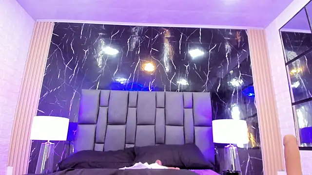 צ'אט XXX בשידור חי של BustyGlow