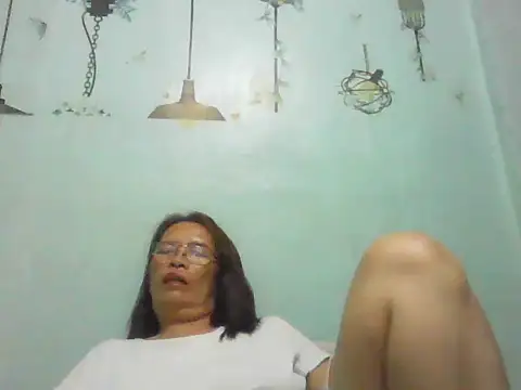 momshe2026's Live XXX Chat