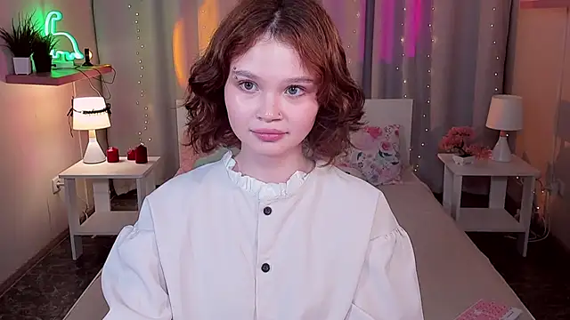 EmilyChavesのライブXXXチャット