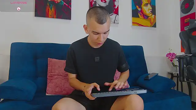 Chat +18 de Rowan_Cley ao vivo