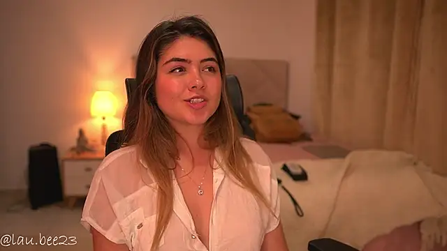 Lau_Bee Live XXX-chat
