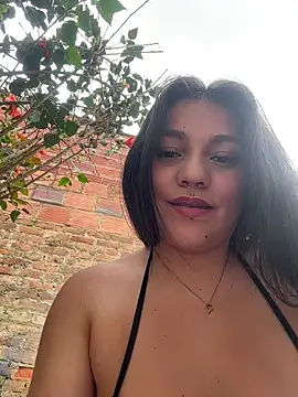 Emily_Gomezz Adlı Modelin Canlı XXX Sohbeti