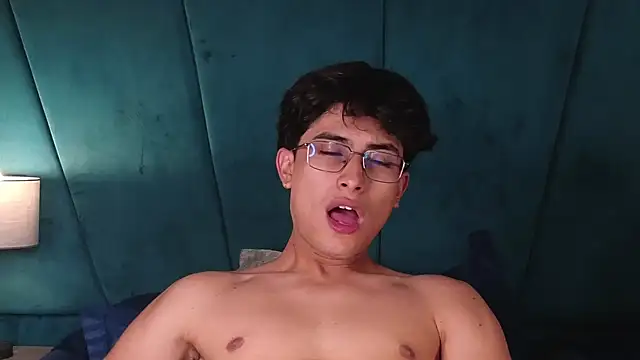 Онлайн чат XXX Aaron_Eze
