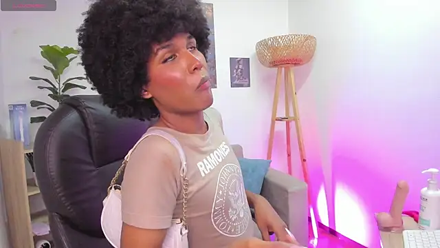 Chat +18 de NaomiSaenz_ ao vivo