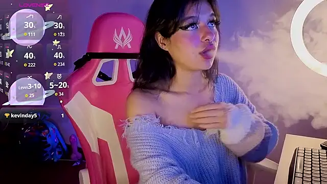 larah_uwu's Live XXX Chat
