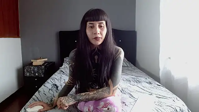 Emilia_1995のライブXXXチャット