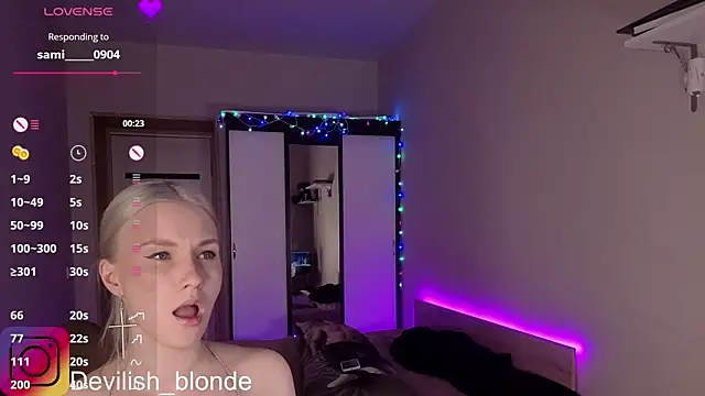 HitchcocianBlonde's Live XXX Chat