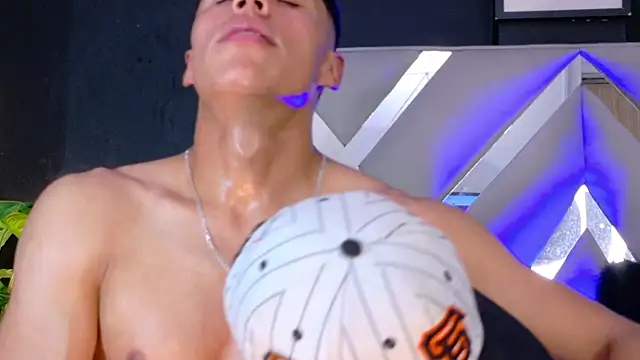 AlexAndAlbert's Live XXX Chat