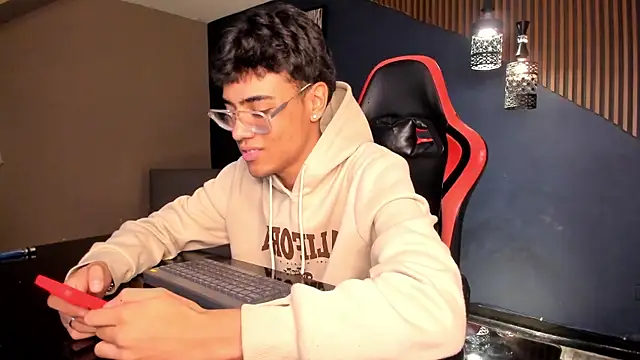 DannTaylor élő XXX-chatje