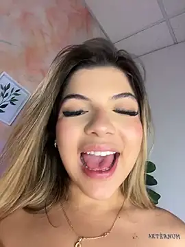 צ'אט XXX בשידור חי של CheekyPeachXXX