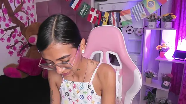 KarlaSlutSkinny__ Chat XXX in diretta