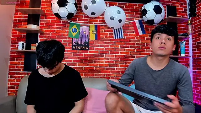 Czat XXX na żywo – Hoot_boyss_