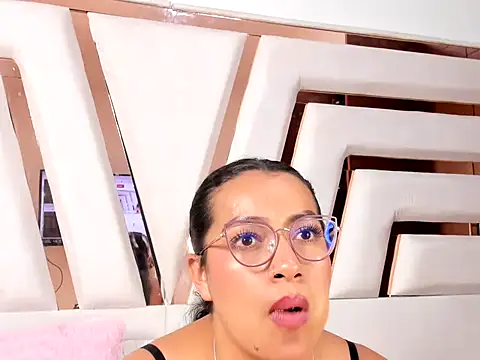 MiaKleinX live XXX chat