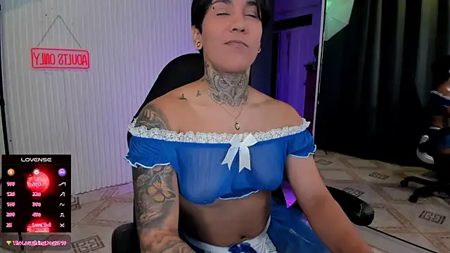 ZhoeStrong Live XXX Chat