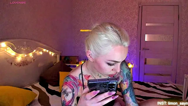 LillyMoure_'s Live XXX Chat