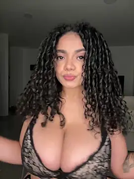 แชท XXX สดของ Curlyierr