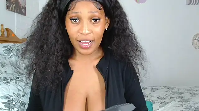 Chat XXX en directo de ConnieSmall24