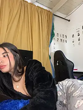 Milleradhara24 Adlı Modelin Canlı XXX Sohbeti